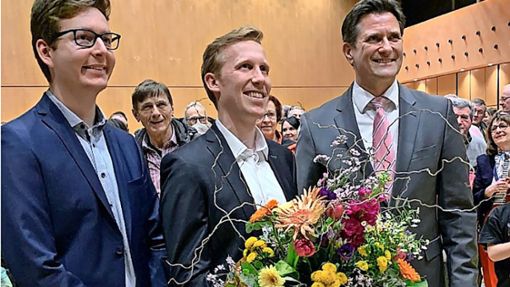 Große Freude am Wahlabend: Jan Hambach (Mitte), sein Partner Christian Zielinski (links) und der noch  amtierende Bürgermeister Dirk Schaible (rechts) Foto: Stadt Freiberg am Neckar