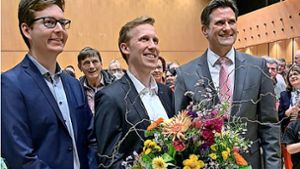 Große Freude am Wahlabend: Jan Hambach (Mitte), sein Partner Christian Zielinski (links) und der noch  amtierende Bürgermeister Dirk Schaible (rechts) Foto: Stadt Freiberg am Neckar