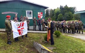 Pfarrer Wojtek Weckowski weiht die neue Fahne. Fotos: Grimm Foto: Schwarzwälder-Bote