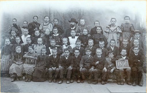Die Kinder dieser Klasse von Lehrer Wilhelm Baumann wurden 1884/85 geboren.  Foto: Stadtarchiv Foto: Schwarzwälder Bote