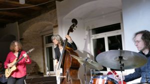 Barbara Jungfer (links), Karoline Höfler und Ferenc Mehl setzen einen fulminanten Schlusspunkt unter die aktuelle Reihe „Jazz im Refektorium“. Foto: Friederichs