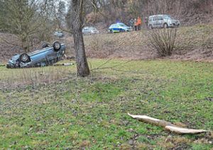 Das Auto ist von der Straße abgekommen, auf den Baum geprallt und dann auf dem Dach liegen geblieben. Foto: Heidepriem