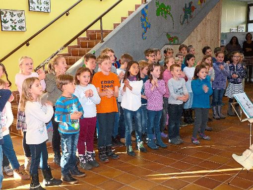 Schüler der Grundschule Obereschach unterhielten mit einem Theatersingspiel,  einstudiert von Jutta Löwe, die Senioren aus Obereschach.  Foto: Disch Foto: Schwarzwälder-Bote