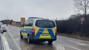 Polizei an der A81  – Strecke nach Stuttgart nach Lkw-Brand dicht
