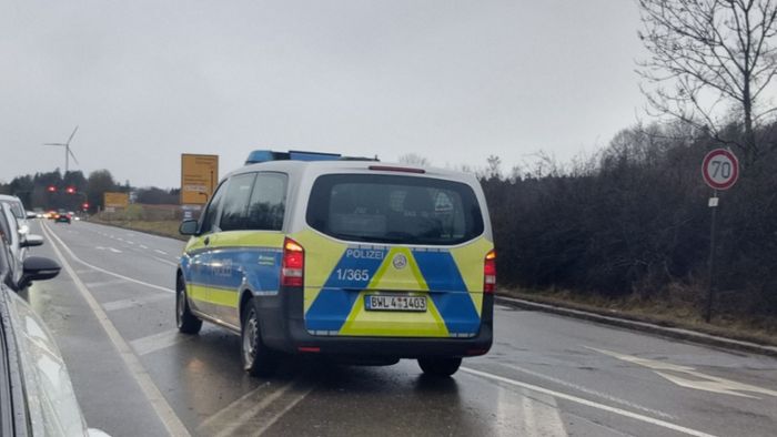 Polizei an der A81  – Strecke nach Stuttgart nach Lkw-Brand dicht