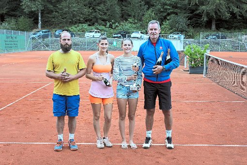 Bei den Meisterschaften des Tennisclubs Calmbach lieferten sich die Finanisten eine spannende Begegnung.   Foto: Walther Foto: Schwarzwälder-Bote