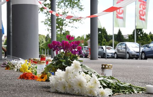 Blumen und Kerzen erinnern an die tödliche Messerstecherei in Horb. Foto: Hopp