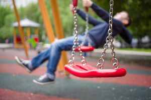 Die Freudenstädter Stadtverwaltung hat Eltern zur Vorsicht auf Spielplätzen gemahnt. (Symbolfoto) Foto: Aleph Studio/ Shutterstock