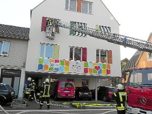 Drehleiter im Einsatz: Die Feuerwehrabteilung Freudenstadt trainierte am Lebenshilfezentrum für den Ernstfall. Foto: Haubold