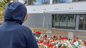 Offenburg stand nach der Tat im vergangenen November unter Schock: Tagelang legten fassungslose Menschen Blumen, Kerzen und Kuscheltiere vor dem Tatort nieder. Foto: Armbruster