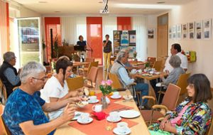 Beim Frühstück mit fair produzierten Lebensmitteln wurde die Fotoausstellung Eine Welt in Straubenhardt im Bürgertreff Conweiler eröffnet. Foto: Helbig Foto: Schwarzwälder Bote