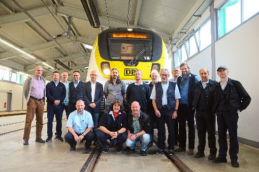 Lokführer und Führungskräfte der Deutschen Bahn inspizierten in Freudenstadt den neuen Talent 2. Foto: Schwark