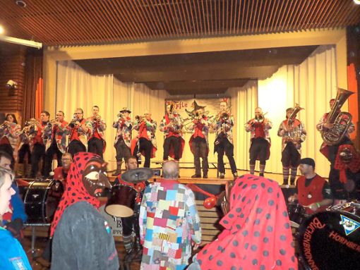 Die Guggenmusik der Buchenbronner Hexen aus Hornberg eröffneten mit einem grandiosen Auftritt das Programm. Foto: Tröpfle-Hexen Foto: Schwarzwälder Bote