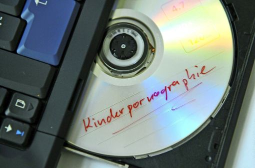 Eine CD mit der Aufschrift „Kinderpornographie“ liegt in einem CD-Laufwerk. Foto: dpa/Uwe Zucchi