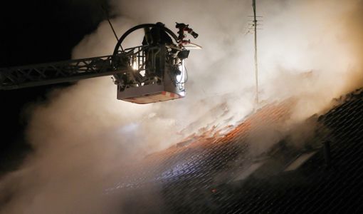 Hochdorf-Unteressendorf: Einsatzkräfte der Feuerwehr sind beim Brand eines Einfamilienhauses im Einsatz und löschen den brennenden Dachstuhl. Foto: Thomas Warnack/dpa