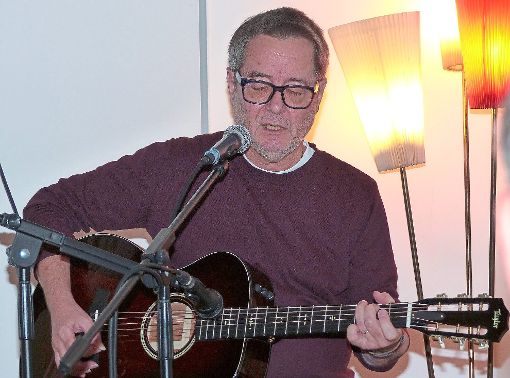 Richard Missbauer gab ein unaufgeregtes Konzert im Café Wohnzimmer. Foto: Stadler Foto: Schwarzwälder-Bote