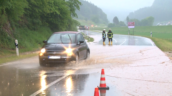Bundesstraße nach Starkregen überflutet