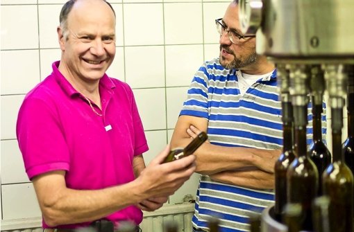 Jürgen Off,  Kellermeister der Weinmanufaktur Untertürkheim, mit Weinkolumnist Michael Weier beim Abfüllen des Lembergers Foto: Max Kovalenko