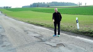 Ortsvorsteher Anton Ade zeigt eine der unzähligen Straßenschäden entlang der L356. Machen kann er aber nichts. Foto: Morlok
