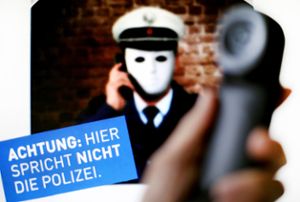 Falsche Polizisten haben Senioren in Baden-Württemberg um beachtliche Summen geprellt. Foto: Martin Gerten/dpa
