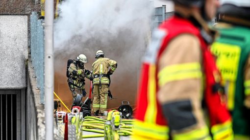 Die Feuerwehr brachte den Brand des Autos in der Tiefgarage in Schwenningen schnell unter Kontrolle. Hat das Feuer ein 24-Jähriger gelegt? Foto: Marc Eich