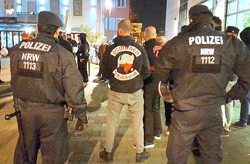Polizeibeamte beobachten ein Treffen der türkischstämmigen Rockergruppe Osmanen Germania. Foto: Staniek