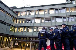 Polizisten stehen am Donnerstag vor dem Landgericht in Stuttgart beim Prozessauftakt gegen vier angeklagte Neonazis. Foto: dpa