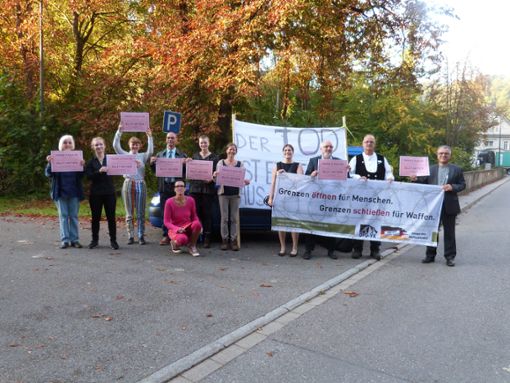 Friedensaktivisten demonstrieren vor der Aktionärsversammlung von Heckler & Koch in Rottweil. Foto: Danner