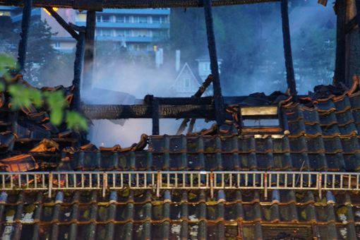 Bei Eintreffen der Feuerwehr schlugen Flammen aus dem Dachstuhl. Foto: SDMG / Gress