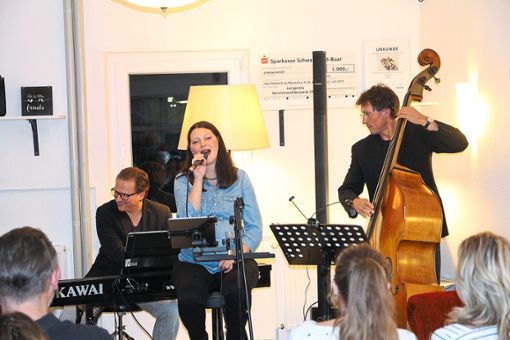 Zu einem entspannten Abend mit dem Steffi-Flaig-Trio lädt das Café Bohnenheld ein. Foto: Hübner Foto: Schwarzwälder Bote