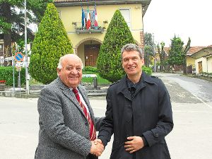 Im April haben Bürgermeister Enzo Menardi und Wolfgang Pauli, Vorsitzender des Geislinger Partnerschaftskomitees, den weiteren Fahrplan für die Städtepartnerschaft mit Treiso beraten. Foto: privat Foto: Schwarzwälder-Bote