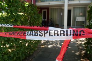 In Offenburg ist ein Arzt in seiner Praxis erstochen worden. Die Polizei untersucht den Tatort. Foto: kamera24