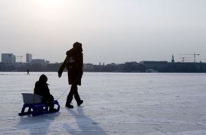Die zugefrorene Außenalster in Hamburg Foto: dpa