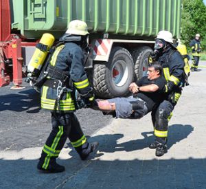 Zwei Atemschutzgeräteträger bergen bei der Übung einen Verletzten.  Foto: ah Foto: Schwarzwälder-Bote