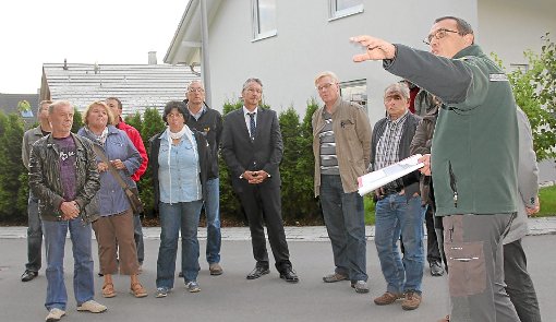 Roland Brauner (rechts) vom Forstamt erläuterte dem Marbacher Ortschaftsrat die anstehenden Durchforstungsarbeiten im Gehölz Träufle.   Foto: Heinig