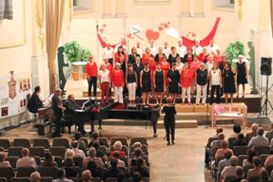 Ein Konzert mit Herz: Der Chor singt, begleitet von einer Band, Lieder über Liebe und Beziehungen.  Foto: Fahrland Foto: Schwarzwälder Bote