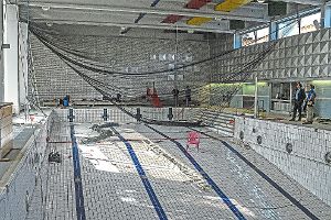 Das Netz war im September unter der baufälligen Decke des Hallenbades aufgehängt worden, damit die Badesaison in diesem Wintergesichert ablaufen konnte. Foto: Stadt Kehl