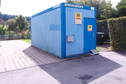Die Tür des Post-Containers ist mit einem polizeilichen Siegel versehen (rechts unten). Die Scherben der Scheibe liegen noch auf einem Mülleimer.  Foto: Buck