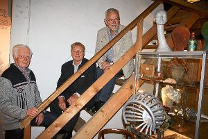 Werner Hertrampf, Karl-Wilhelm Wölper und Vorsitzender Reinhold Beck (von links) freuen sich über die neu eingerichtete Vitrine mit altem Handwerksgerät. Foto: Museum Foto: Schwarzwälder-Bote