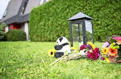 Blumen, Kerzen und ein Stofftier erinnerten nach dem Familiendrama von Villingendorf an die Bluttat. Am Dienstag sagte die einzige Überlebende vor Gericht aus. Foto: dpa