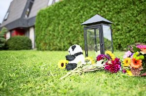 Blumen, Kerzen und ein Stofftier erinnerten nach dem Familiendrama von Villingendorf an die Bluttat. Am Dienstag sagte die einzige Überlebende vor Gericht aus. Foto: dpa