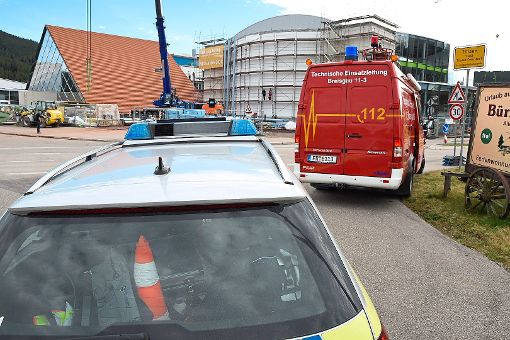 Schwere Verletzungen hat sich ein 25-jähriger Mann bei einem Arbeitsunfall am Mittwoch auf der Baustelle des Badeparadies Schwarzwald zugezogen, als er in einen Schacht stürzte.  Foto: Kamera24