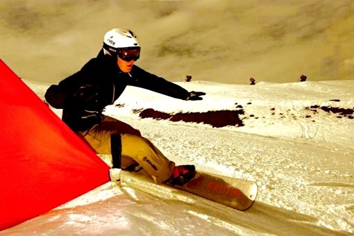 Rosa Czipf bretter auf ihrem Snowboard um die Tore Foto: Kraus