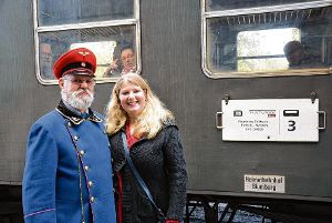 Zug­leiter Wolfgang Horn und Daniela Wittwer vom Gästeservice freuen sich über das Interesse. Foto: Herrmann