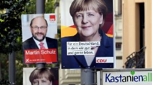Unbekannte zünden CDU-Plakat an