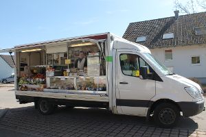 Hikmet Günaydin beliefert mit seinem Lebensmittelwagen die Lauffener.  Fotos: Müller Foto: Schwarzwälder-Bote