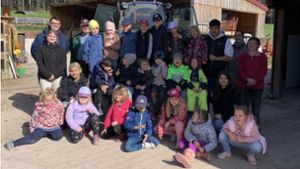 Einen spannenden Ausflug auf den Waldachtalerhof in Oberwaldach haben die Kinder des Kindergartens Herz Jesu Lützenhardt erlebt. Foto: Kindergarten