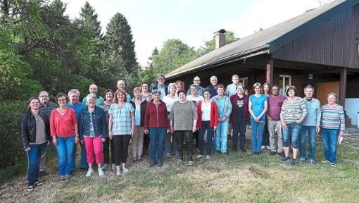 Mehr als  30 Helferinnen und Helfer kamen zum Sommer- und Helferfest des Vereins Helfende Bürger Waldachtal zur Schellenberghütte. Foto: Maier Foto: Schwarzwälder Bote