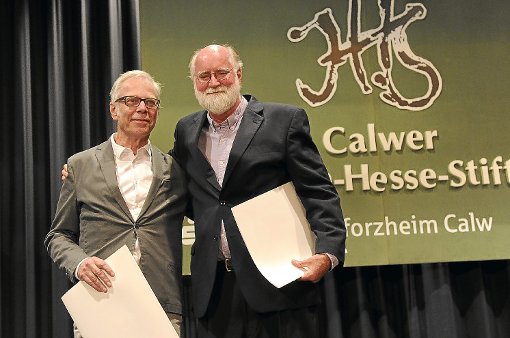 Mit einem Ehrenpreis wurde der langjährige Herausgeber der Hesse-Werke beim Suhrkamp-Verlag, Volker Michels (links), ausgezeichnet. Der US-Schriftsteller Nicholson Baker (rechts) und sein deutscher Übersetzer Eike Schönfeld erhielten den Internationalen-Hermann-Hesse-Preis.  Foto: Fritsch