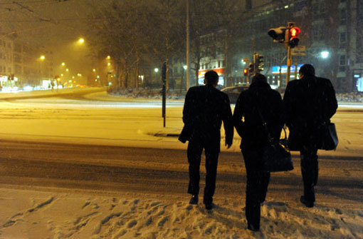 Nachtschwärmer sind in der Nacht zum Samstag in der Kasseler Innenstadt unterwegs.  Foto: dpa